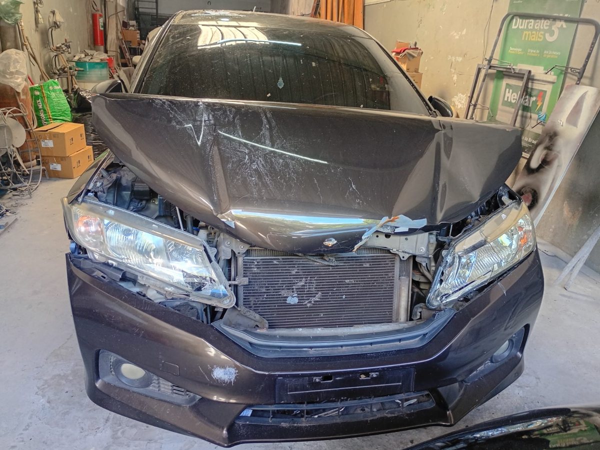 Antes - Honda City — reparo da frente após colisão e repintura